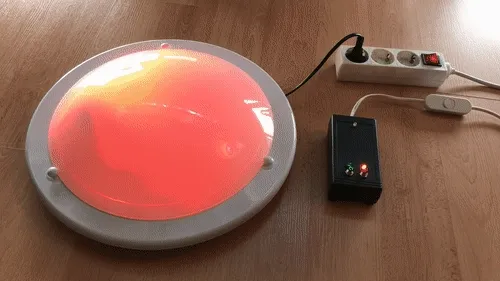 Demo of the finished device: pressing buttons on the controller switches the lamp between red and green