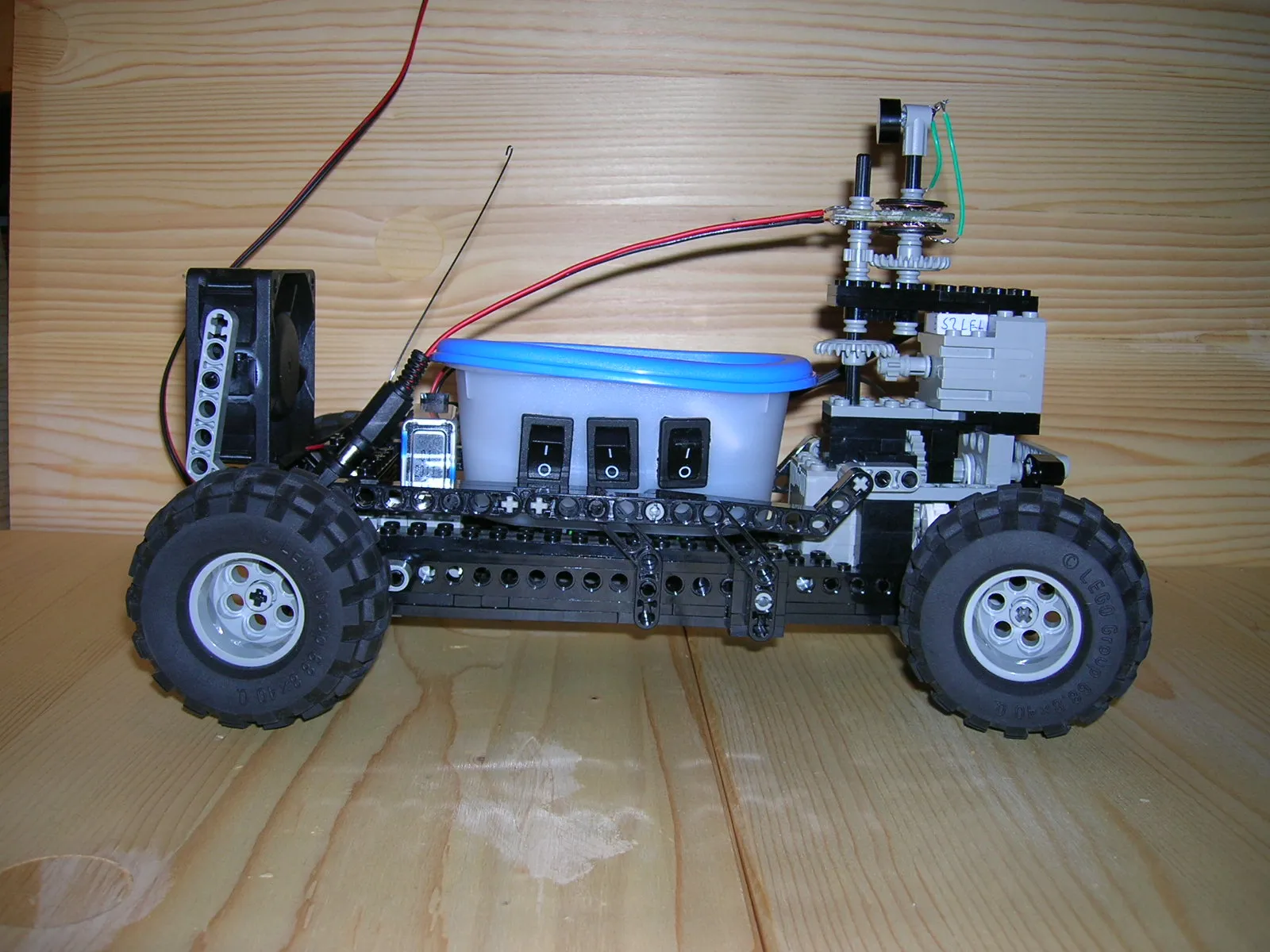Second version, equipped with a PC fan at the front and a gear tower at the back that rotates the photoresistor with a LEGO motor