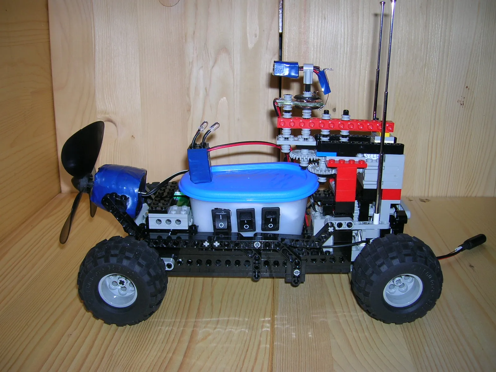Third version, the PC fan swapped for a larger propeller with more airflow and the rotating mechanism reworked for better accuracy