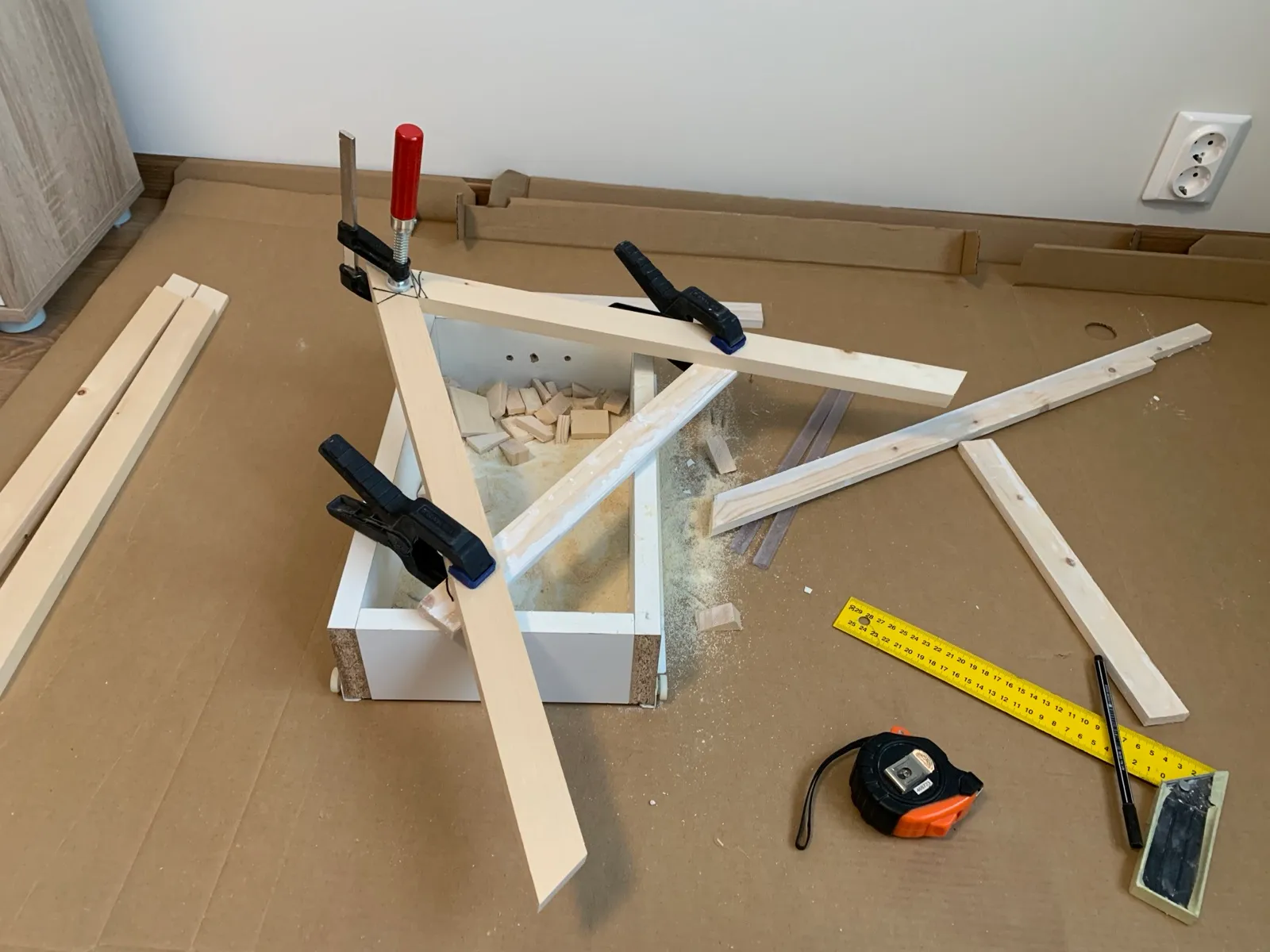 Gluing and clamping the first leg pieces