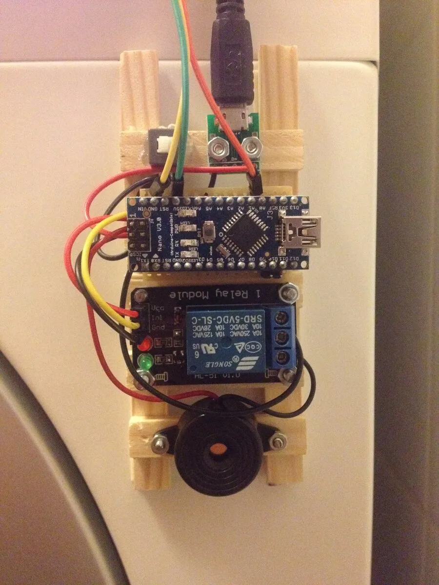 The control unit on its wooden frame: Arduino, relay module and the buzzer