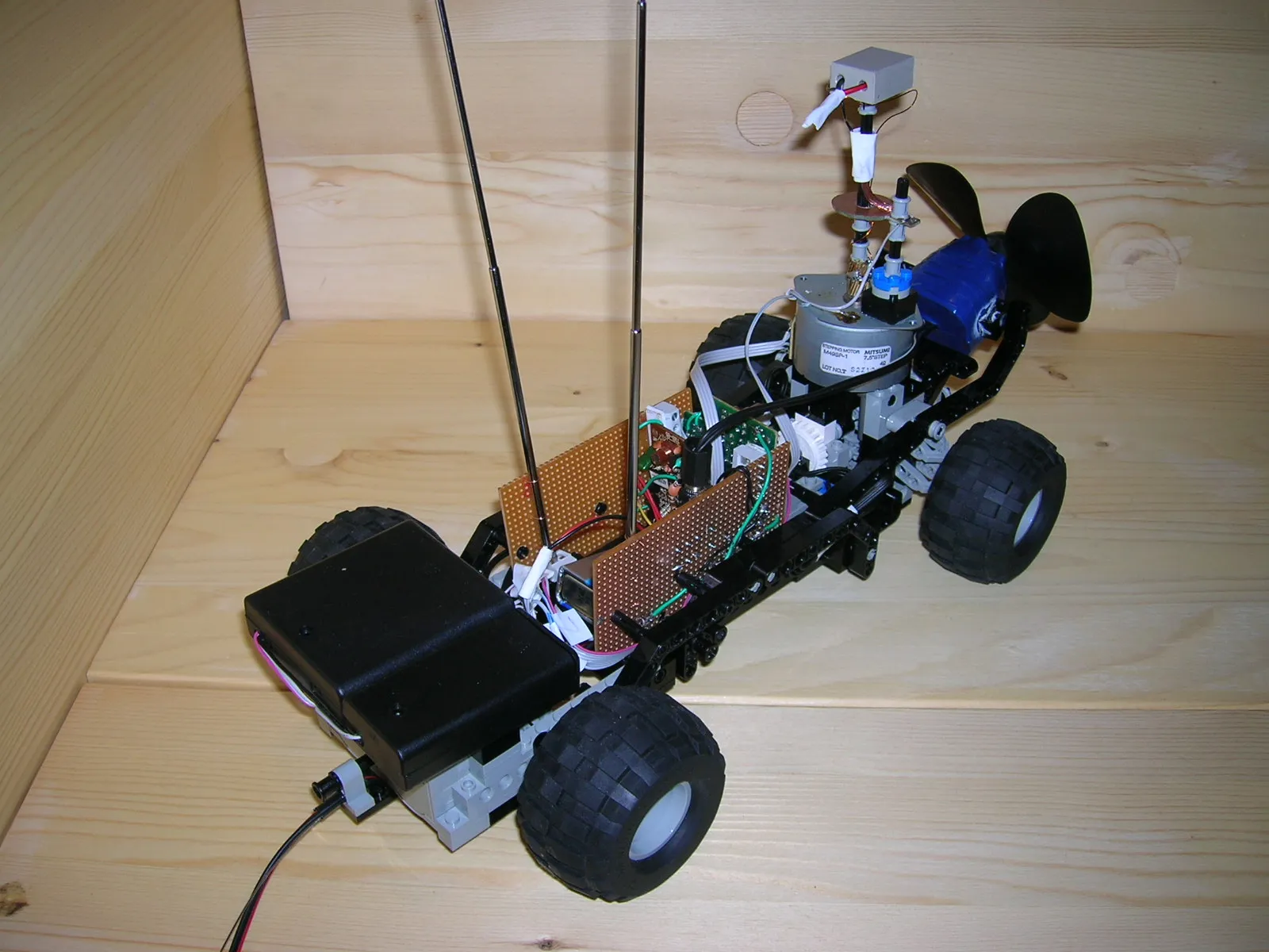 Final version from the back, showing the battery pack, the perfboard electronics and the antennas