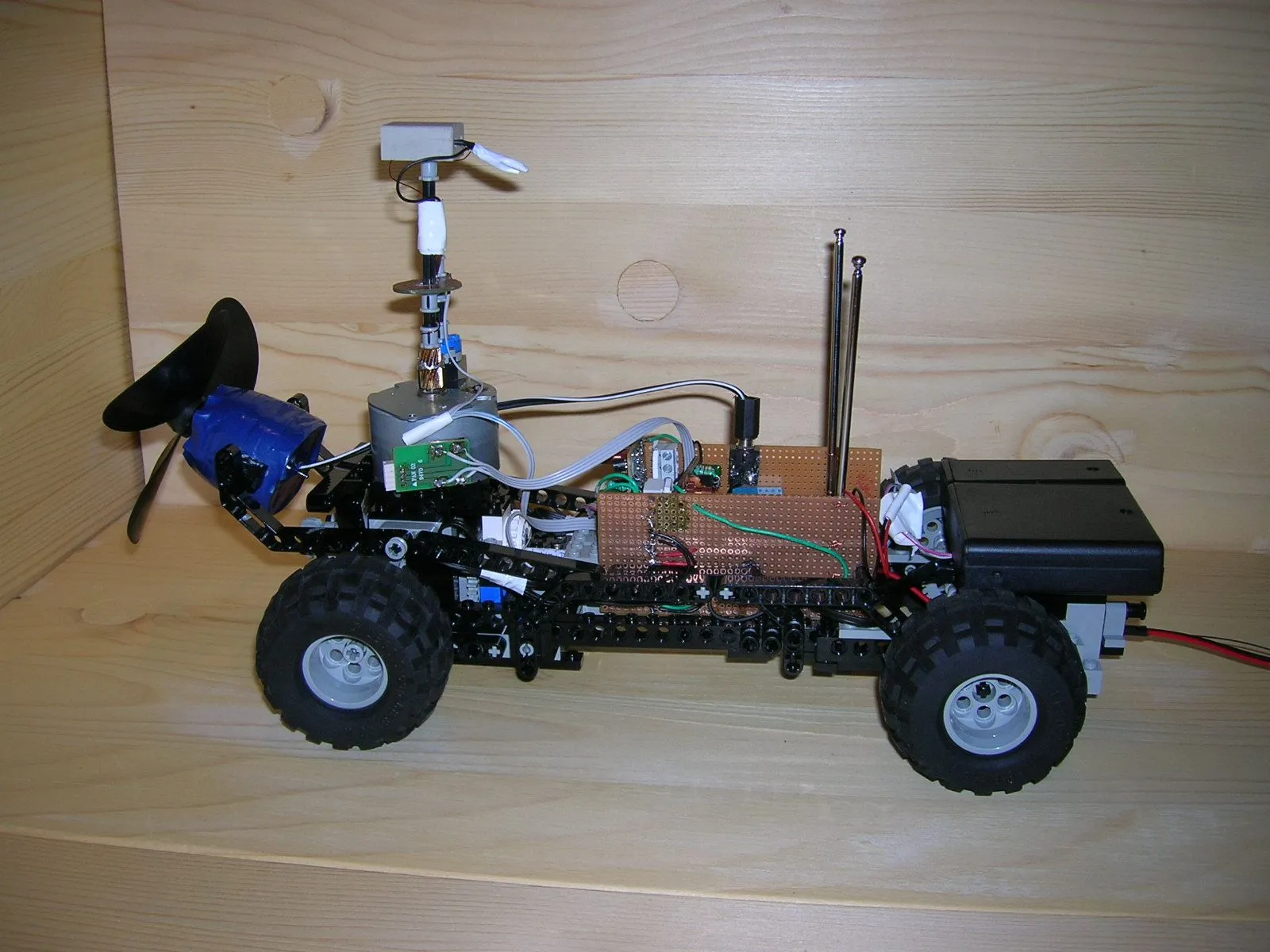 Final version from the side, the stepper-driven sensor mast rising above the chassis