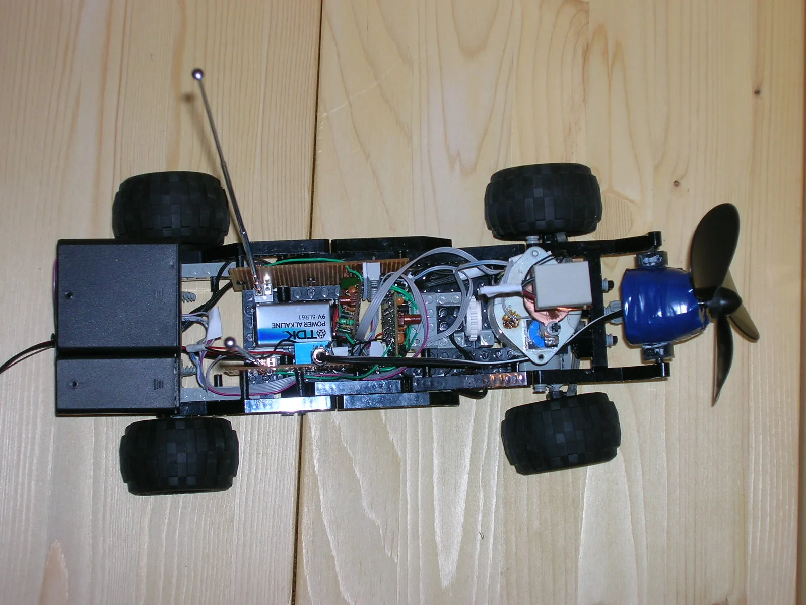 Final version from the top, with the battery packs at the rear, the electronics mid-chassis and the fan at the nose