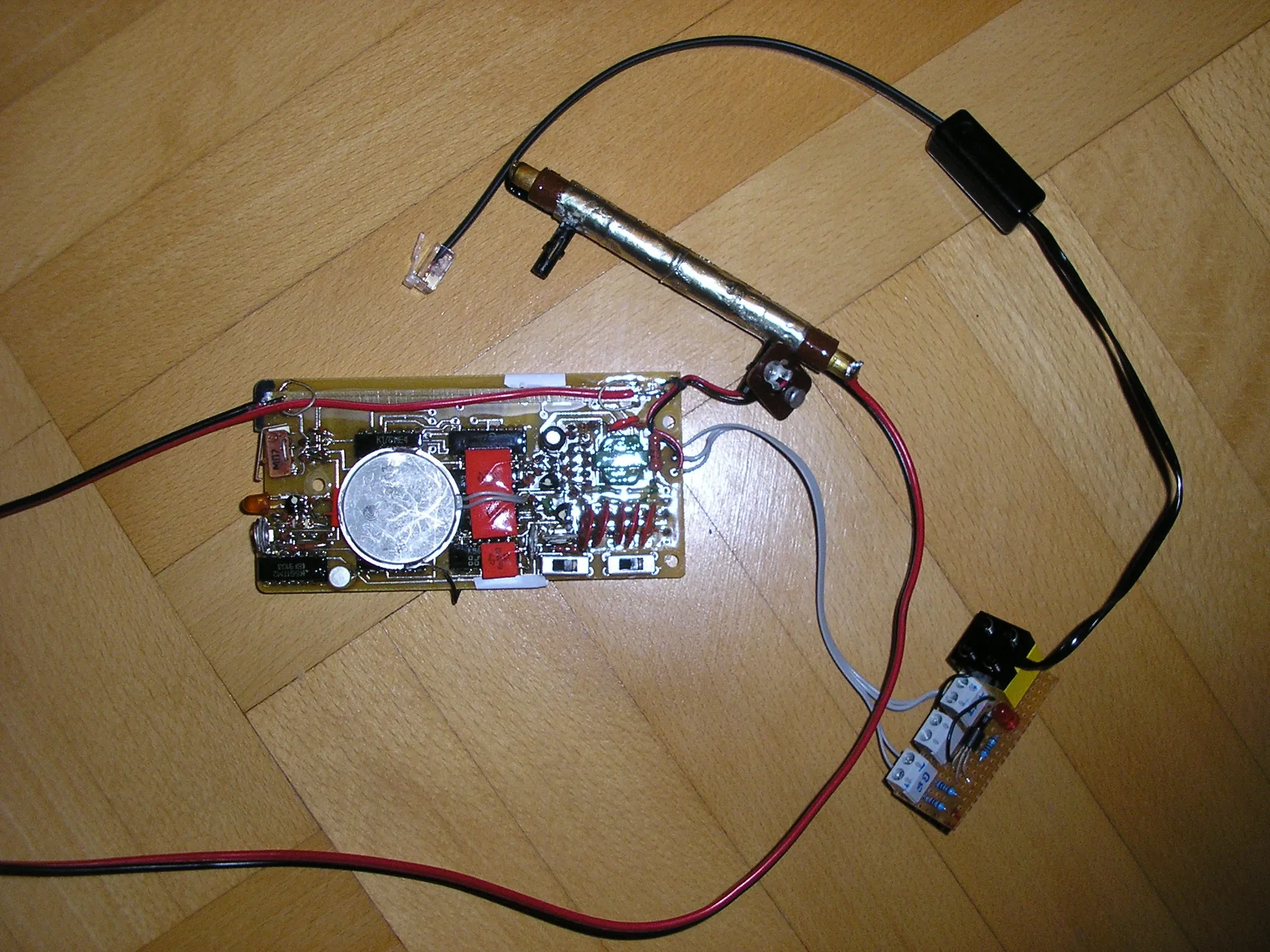 The board of the handheld Geiger counter we took apart, its Geiger-Müller tube and the small amplifier circuit that feeds the pulses to the NXT